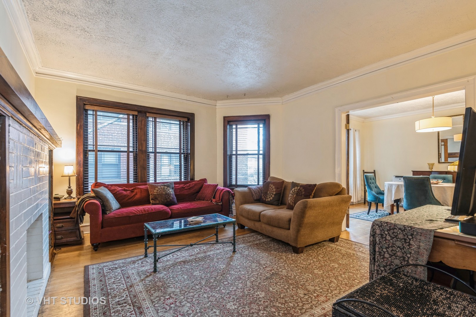 528 Sheridan Road, Unit 1A Evanston, IL 60202 - Photo 2 of 10 a living room with furniture and a window