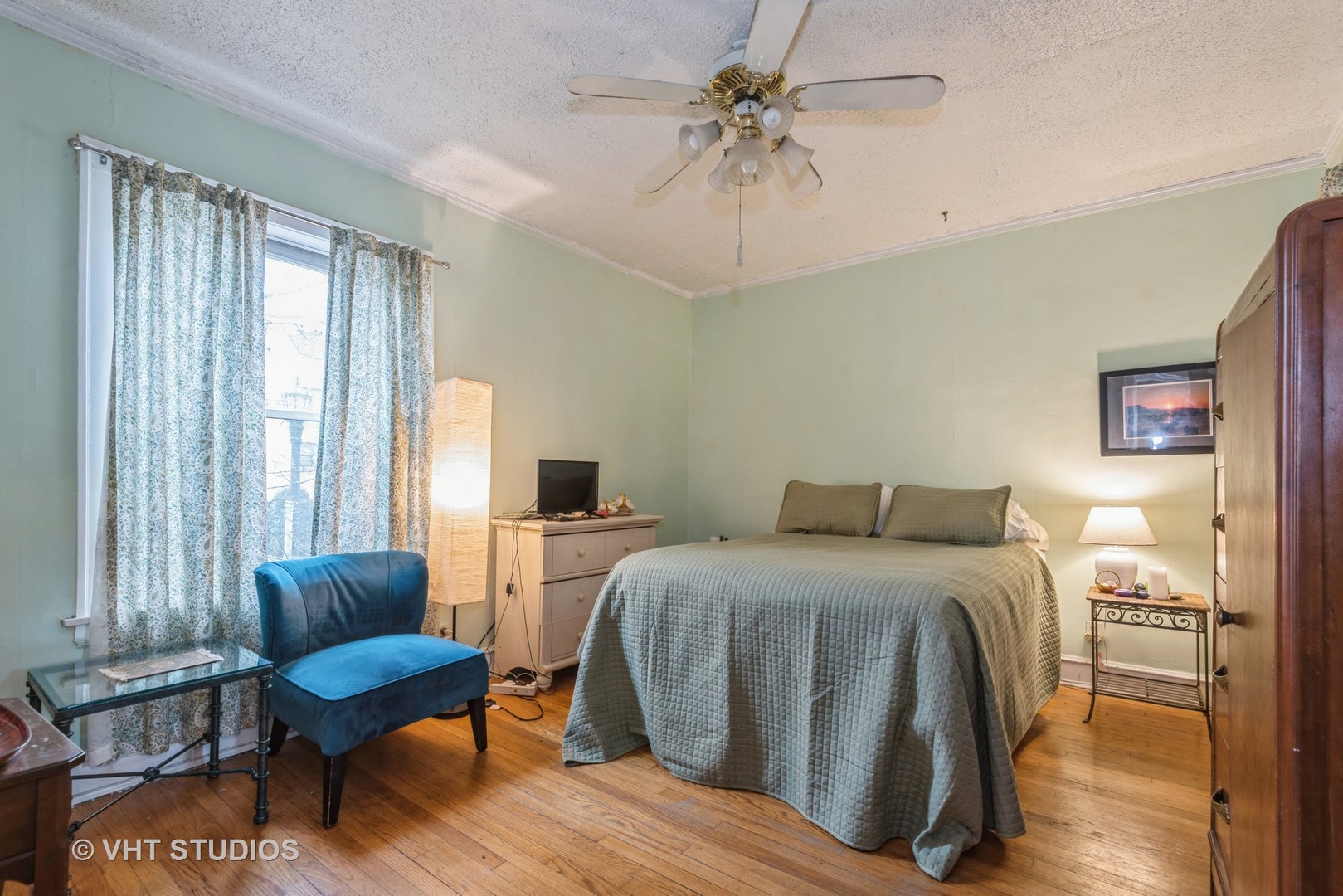528 Sheridan Road, Unit 1A Evanston, IL 60202 - Photo 8 of 10 a bedroom with a bed and a couch