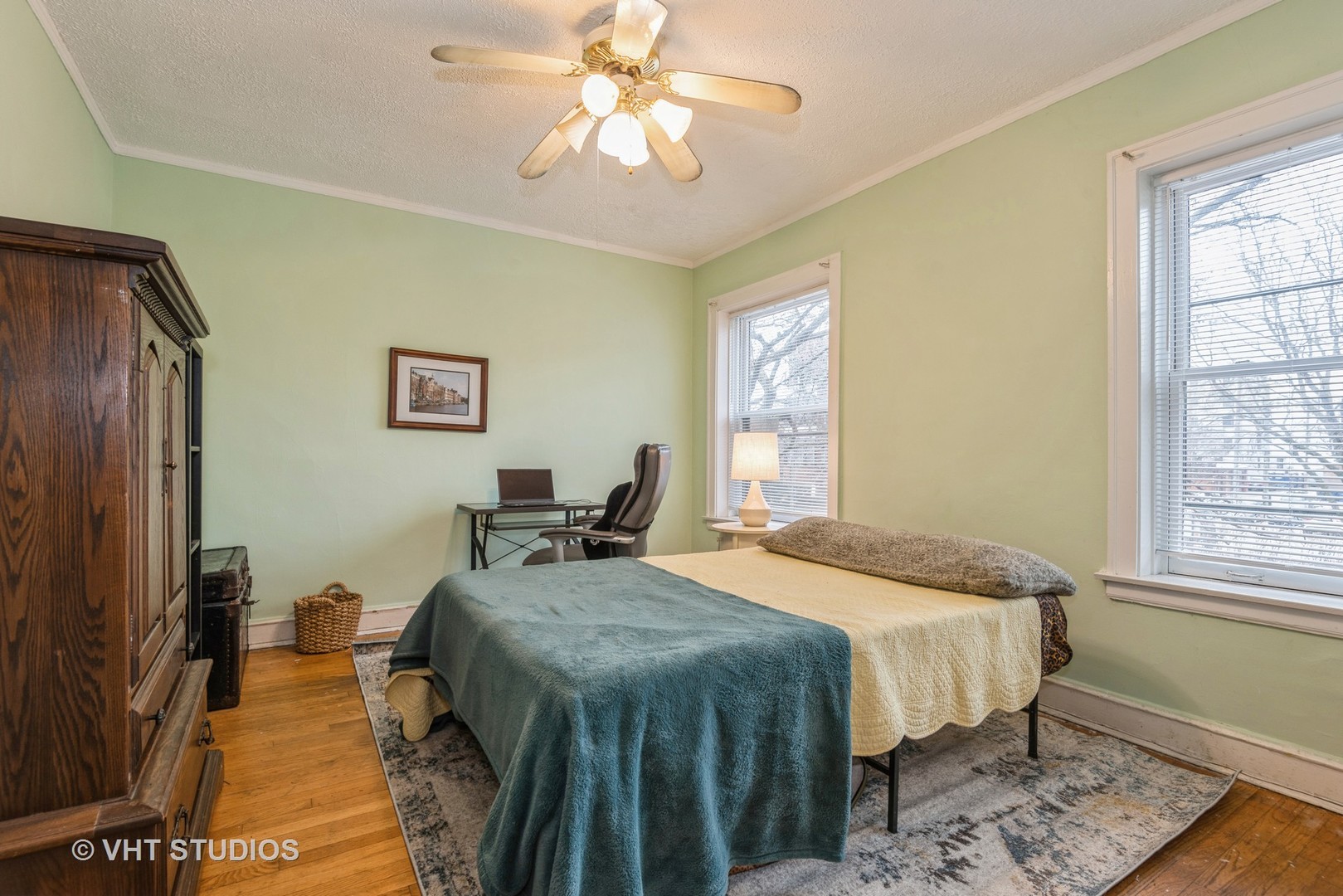 528 Sheridan Road, Unit 1A Evanston, IL 60202 - Photo 9 of 10 a bed sitting in a bedroom next to a window