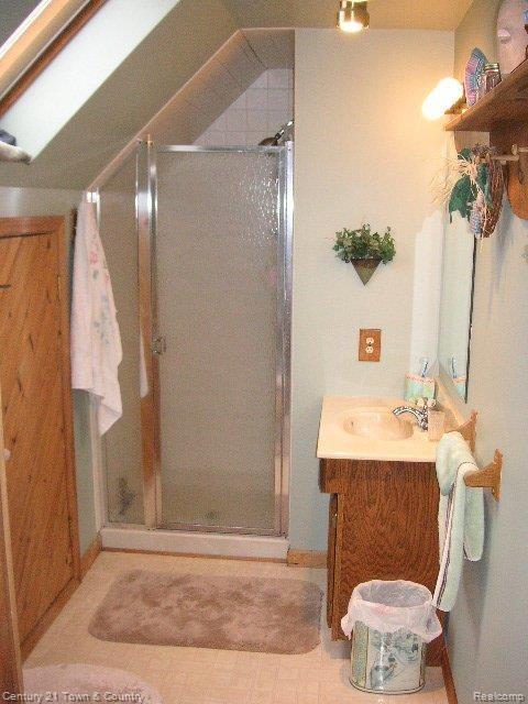 1591 Columbia Road Berkley, MI 48072 - Photo 13 of 25 Master Bath w/Skylight
