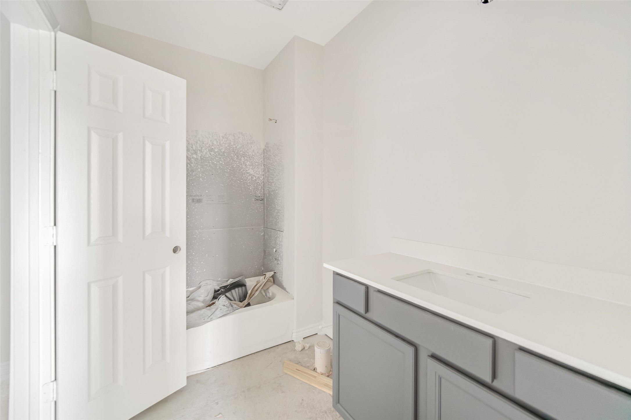 102 Par Circle La Porte, TX 77571 - Photo 20 of 24 a bathroom with a bathtub