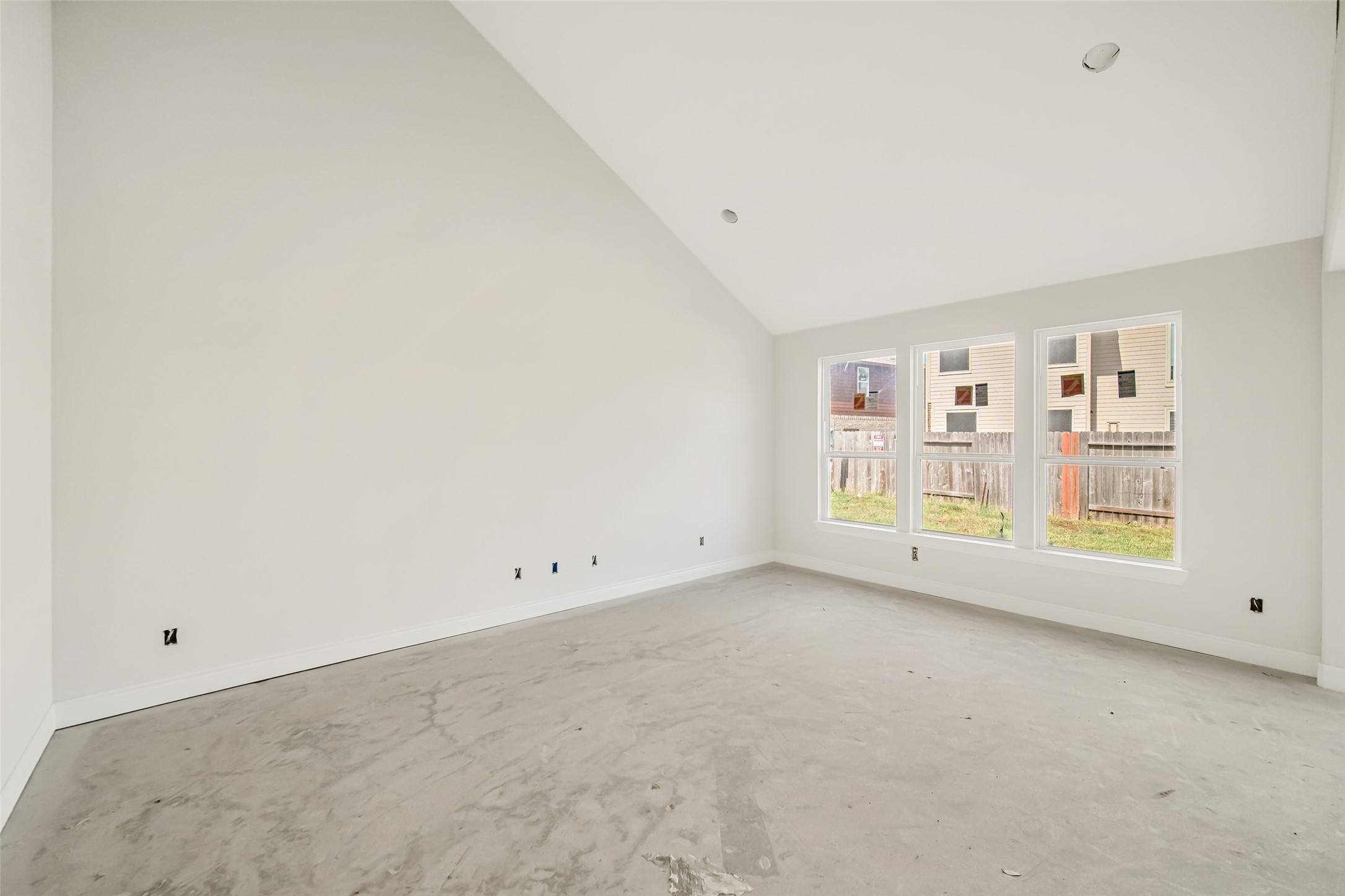 102 Par Circle La Porte, TX 77571 - Photo 5 of 24 an empty room with a window