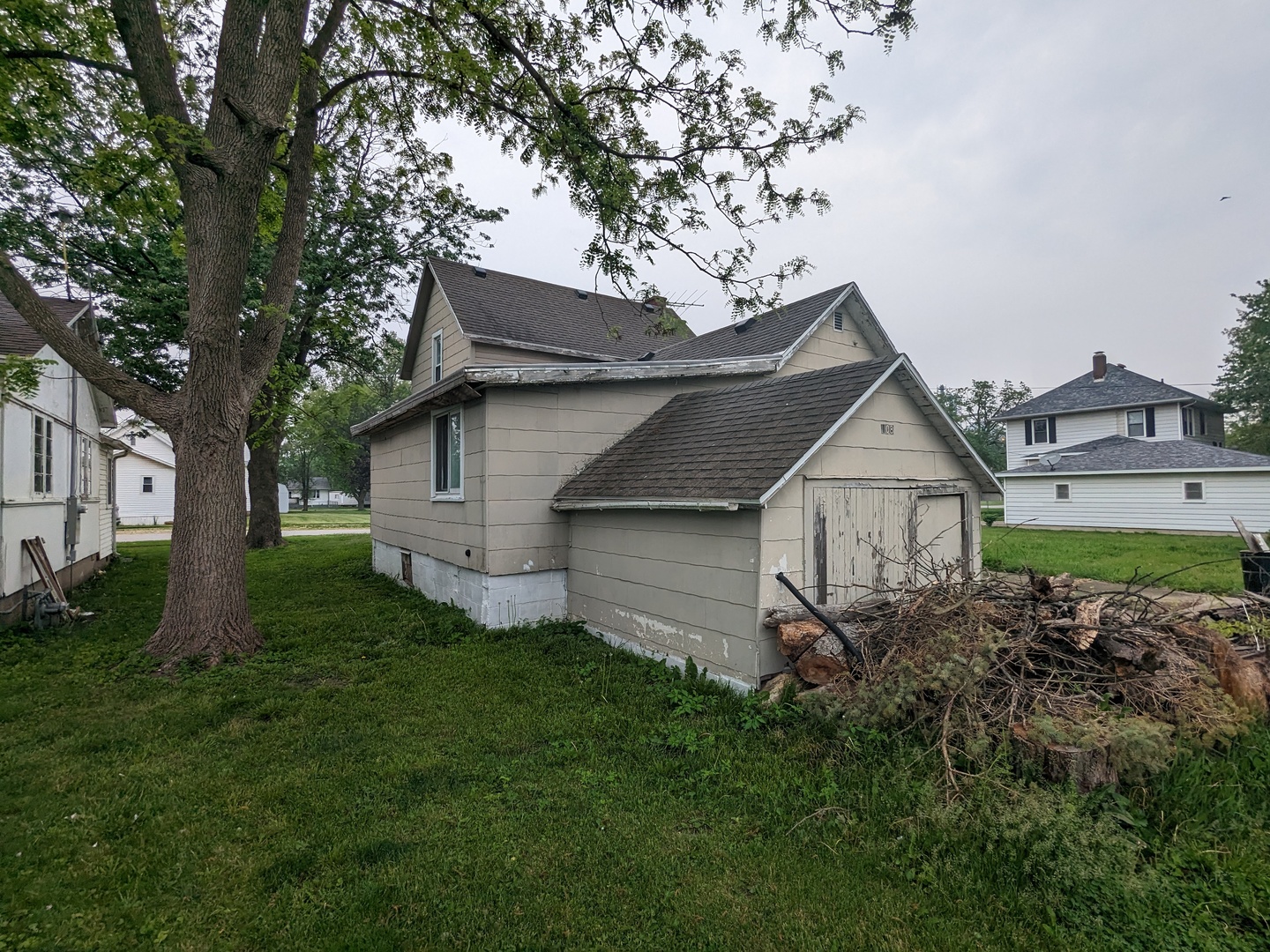 108 3rd Street Buckley, IL 60918 - Photo 3 of 23 a front view of a house with garden