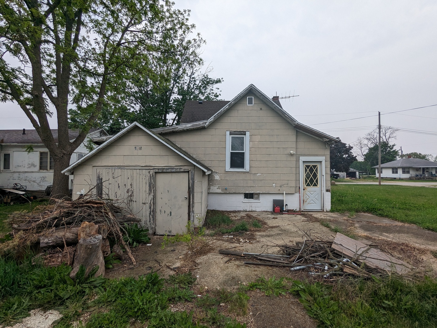 108 3rd Street Buckley, IL 60918 - Photo 4 of 23 a view of a house with a yard