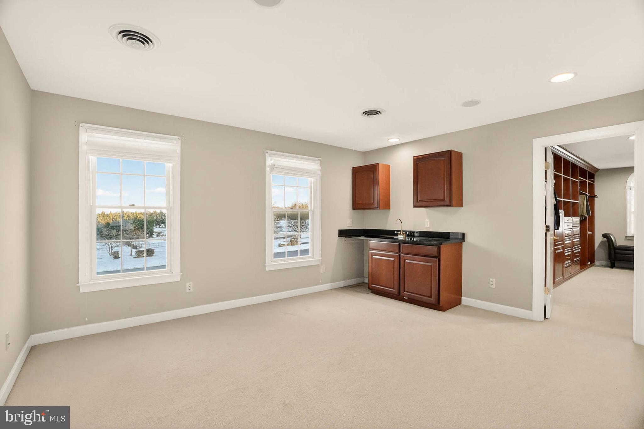 1900 Fawn Way Finksburg, MD 21048 - Photo 30 of 58 Primary sitting room with wet bar