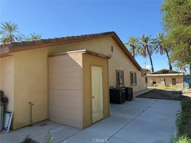 a view of a house with backyard and trees