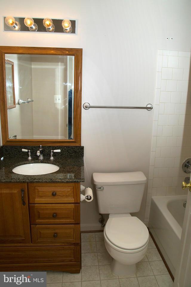 1141 Ingate Road Baltimore, MD 21227 - Photo 11 of 17 Bath