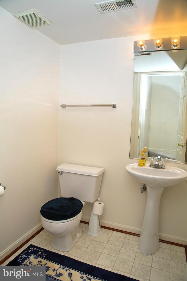 1141 Ingate Road Baltimore, MD 21227 - Photo 8 of 17 Bath