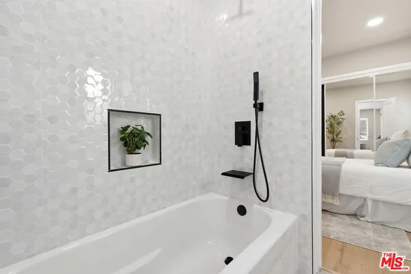 $1,098,000 | 6015 Keniston Avenue, Los Angeles, CA 90043