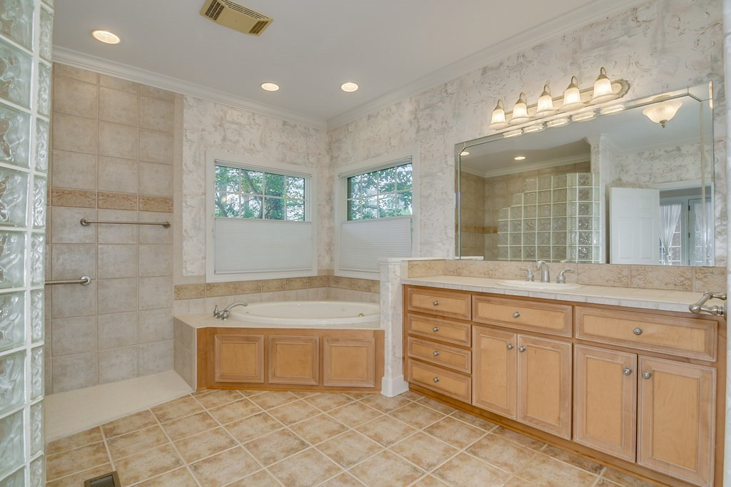 240 Forest Pines Road Aiken, SC 29803 - Photo 17 of 32 Encuite with soaker tub