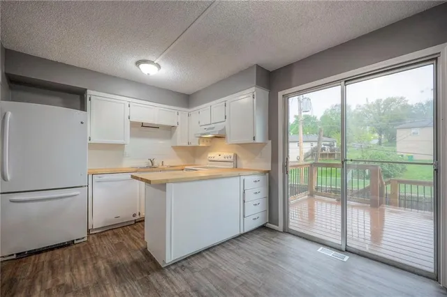 $210,000 | 9929 West 52nd Street, Merriam, KS 66203