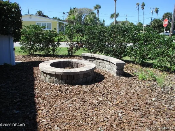 a view of a backyard