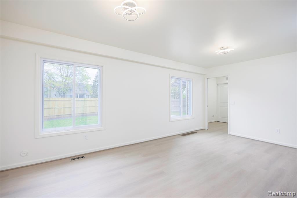 20505 Ridgemont Road Harper Woods, MI 48225 - Photo 13 of 48