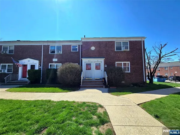 $269,900 | 479 Maple Hill Drive, Unit 42, Hackensack, NJ 07601
