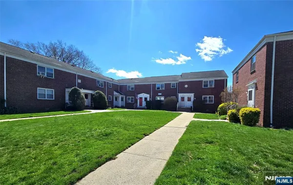 $269,900 | 479 Maple Hill Drive, Unit 42, Hackensack, NJ 07601