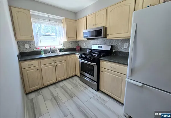 $269,900 | 479 Maple Hill Drive, Unit 42, Hackensack, NJ 07601