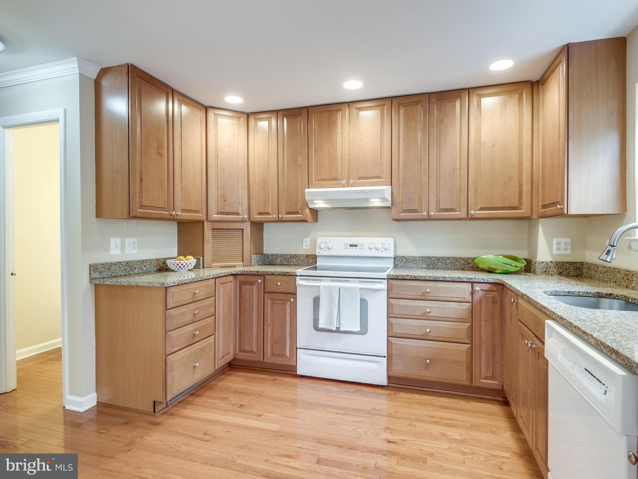 2230 Gunsmith Square Reston, VA 20191 - Photo 4 of 30 Updated Kitchen