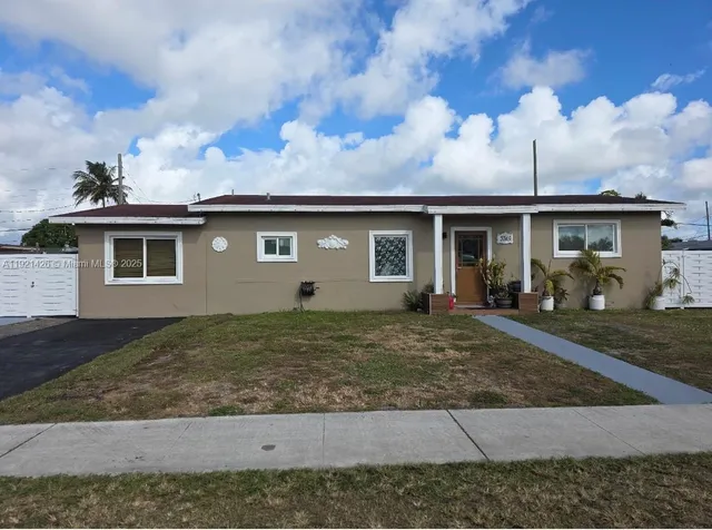 a view of a house with backyard and porch