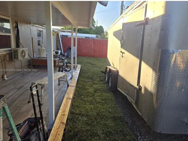 a view of a backyard