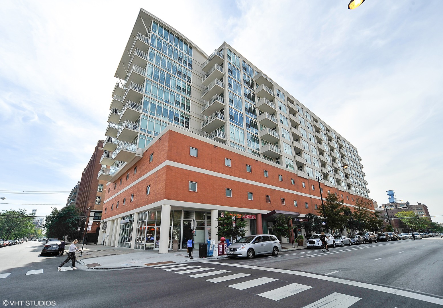 909 West Washington Boulevard, Unit 701 Chicago, IL 60607 - Photo 1 of 25 a front view of a building with street
