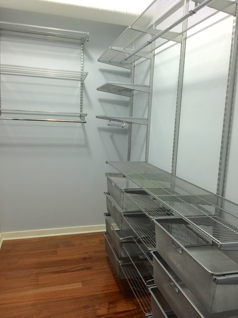 909 West Washington Boulevard, Unit 701 Chicago, IL 60607 - Photo 17 of 25 a view of a stove