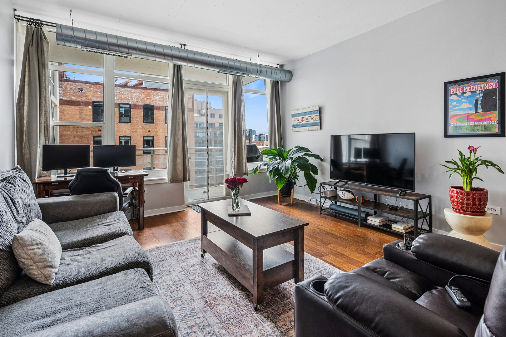 909 West Washington Boulevard, Unit 701 Chicago, IL 60607 - Photo 6 of 25 a living room with furniture and a flat screen tv