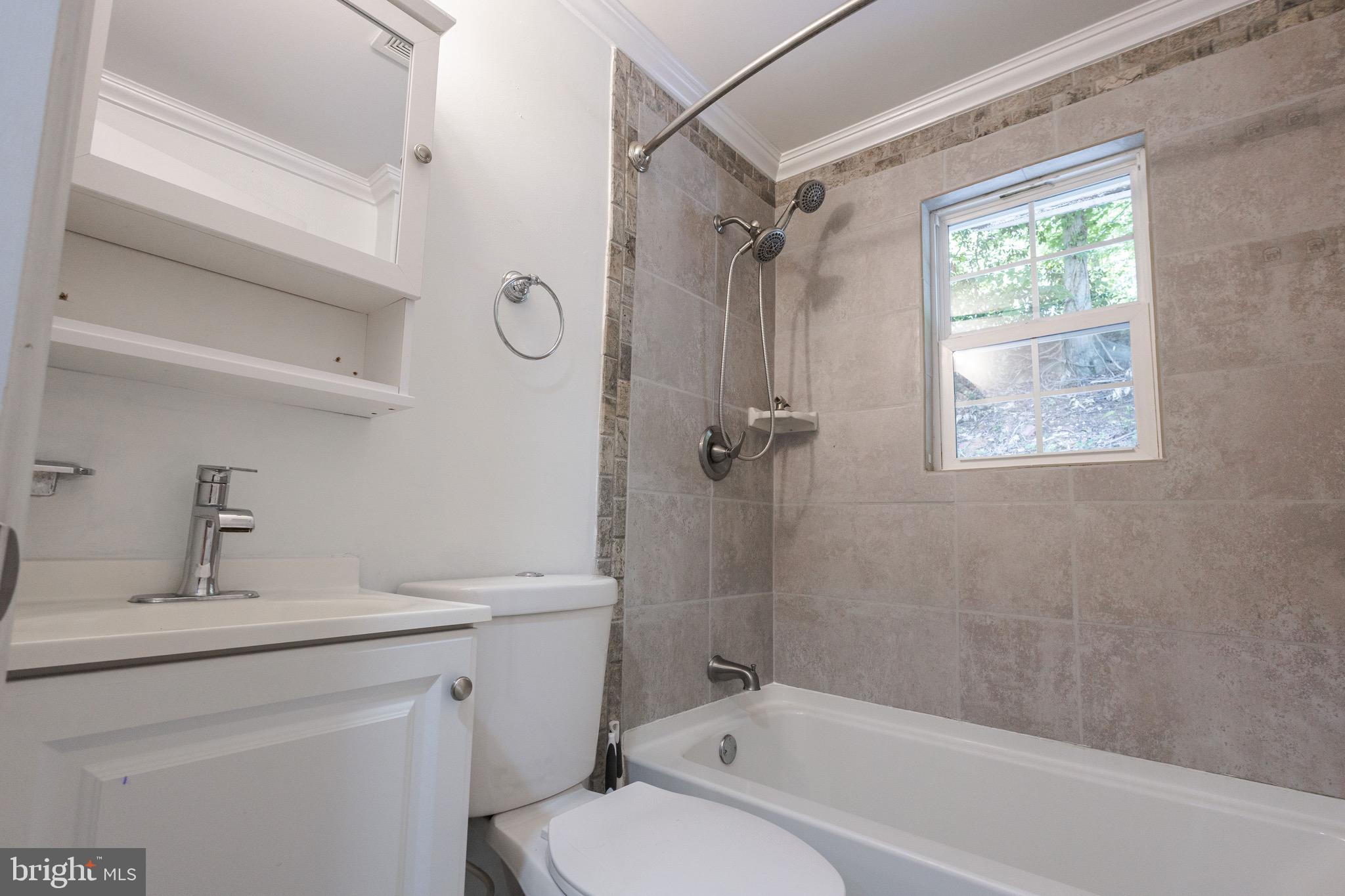 42205 Ridge Road Mechanicsville, MD 20659 - Photo 26 of 59 Upstairs hall bath