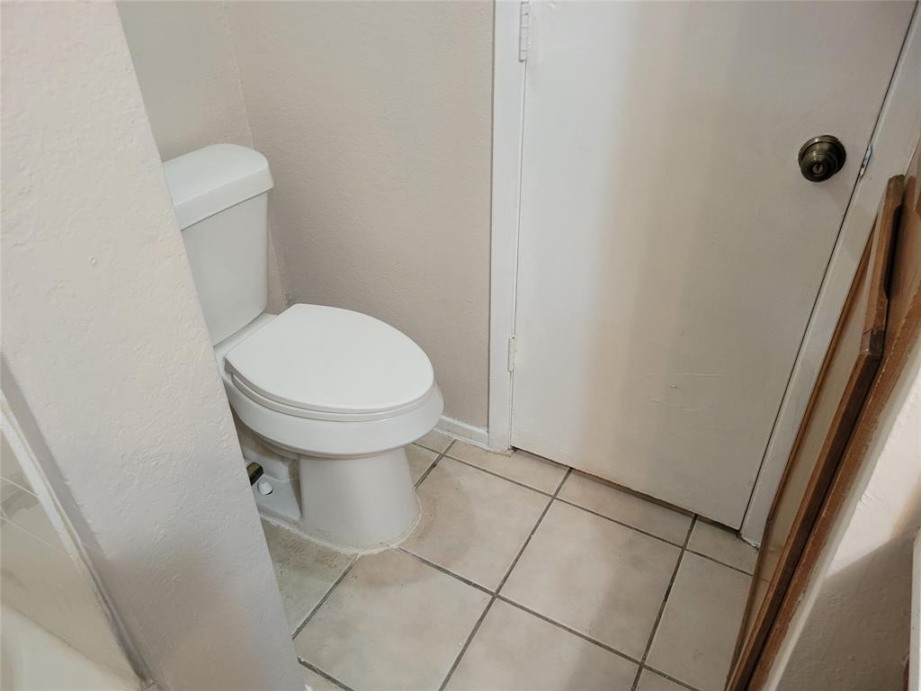 9601 Walnut Street, Unit 5103 Dallas, TX 75243 - Photo 6 of 6 a bathroom with a toilet and a sink
