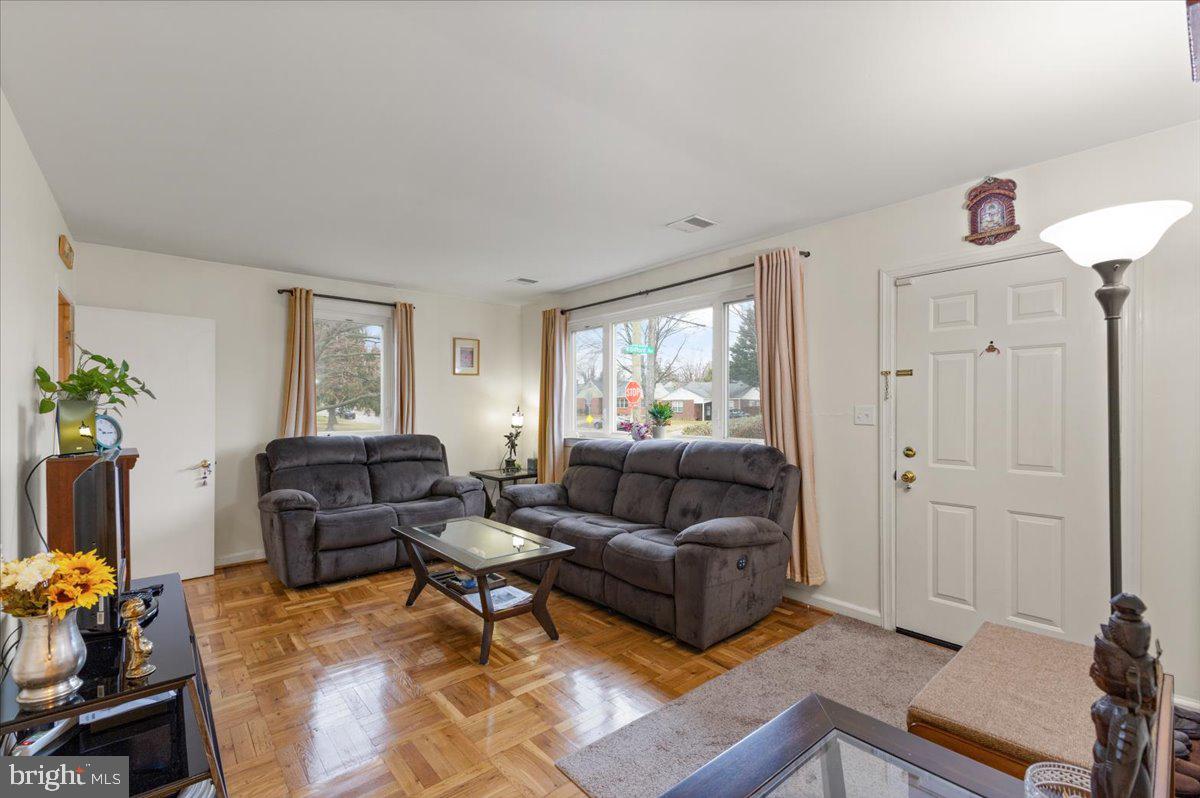 660 Rennard Street Philadelphia, PA 19116 - Photo 3 of 28 Living Room