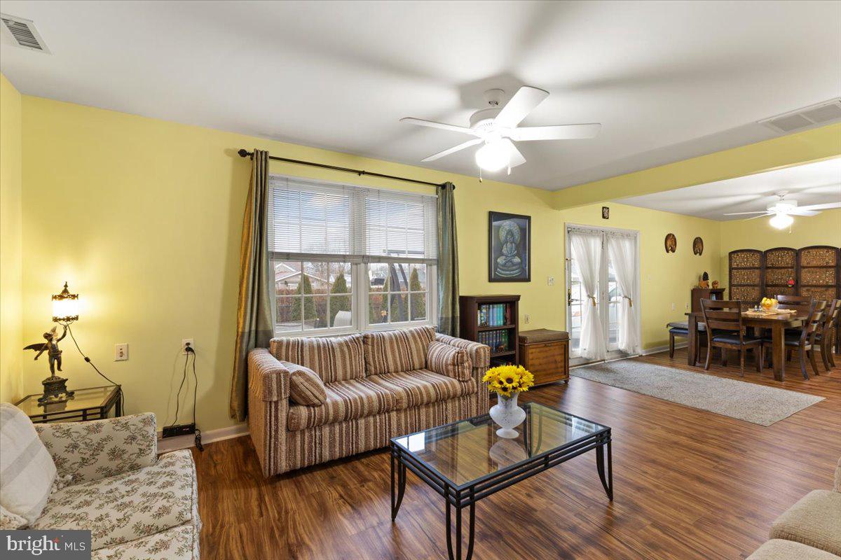 660 Rennard Street Philadelphia, PA 19116 - Photo 8 of 28 Family Room