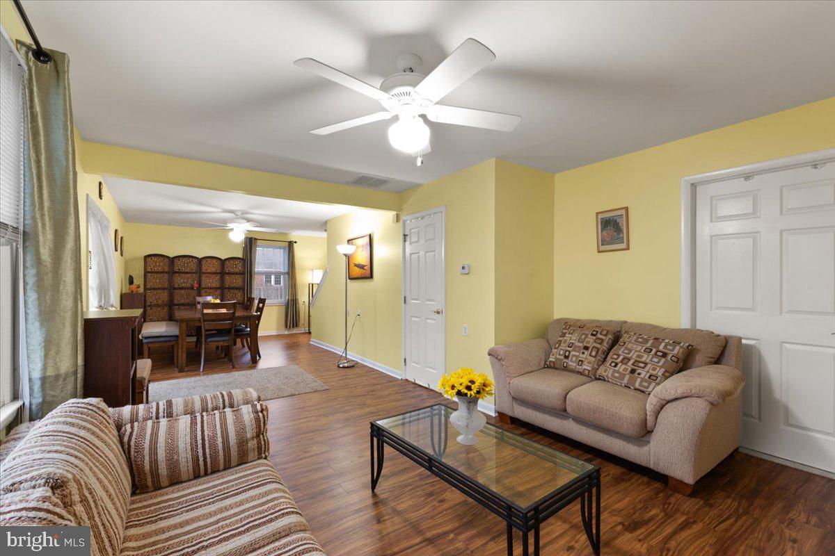 660 Rennard Street Philadelphia, PA 19116 - Photo 9 of 28 Family Room