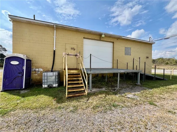 a view of a house with backyard