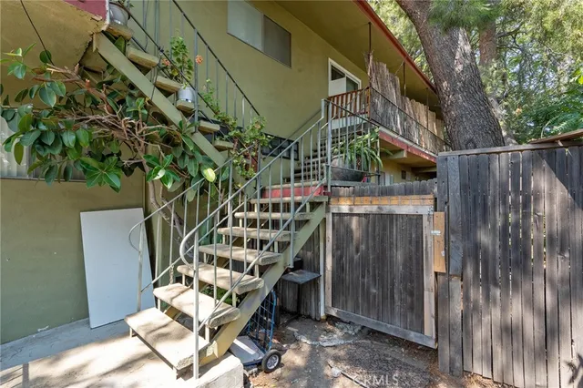 a view of entryway with a front door
