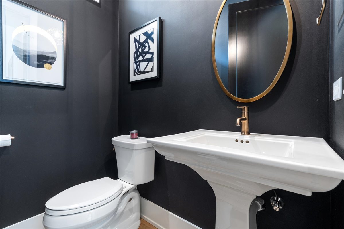 761 County Line Road Highland Park, IL 60035 - Photo 15 of 36 a bathroom with a sink a mirror and a toilet