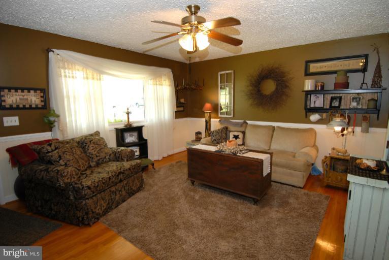 10538 Rixeyville Road Culpeper, VA 22701 - Photo 11 of 23 Living Room