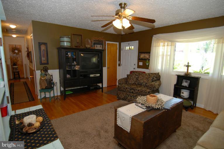10538 Rixeyville Road Culpeper, VA 22701 - Photo 6 of 23 Living Room