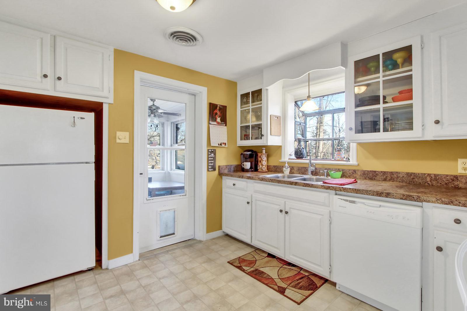 611 Locust Grove Road York, PA 17402 - Photo 8 of 26 Gallery Image 8