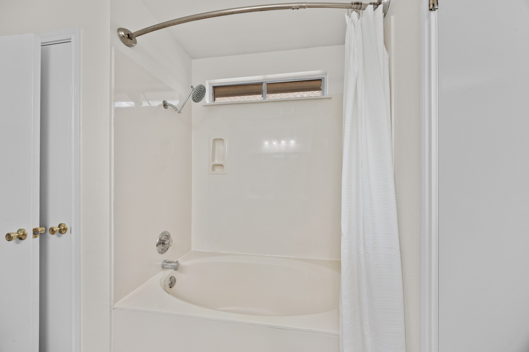 8219 Edgemoor Place Austin, TX 78749 - Photo 23 of 30 Oversized soaker tub perfect for bubble baths!