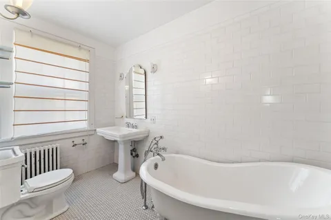 $1,850,000 | 2 Oakwood Place, Scarsdale, NY 10583