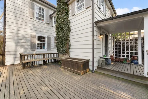 $1,850,000 | 2 Oakwood Place, Scarsdale, NY 10583