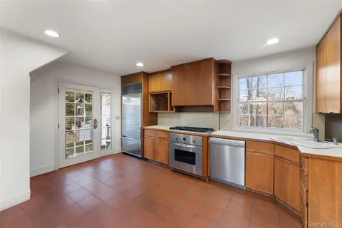 $1,850,000 | 2 Oakwood Place, Scarsdale, NY 10583