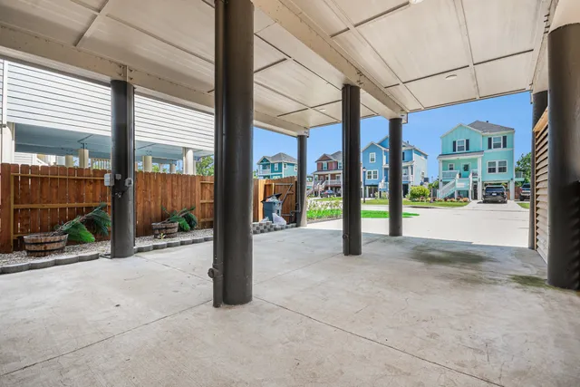 a view of a back yard