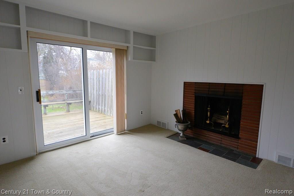 4025 Normandy Road Royal Oak, MI 48073 - Photo 16 of 35 Family room / den with door wall to deck