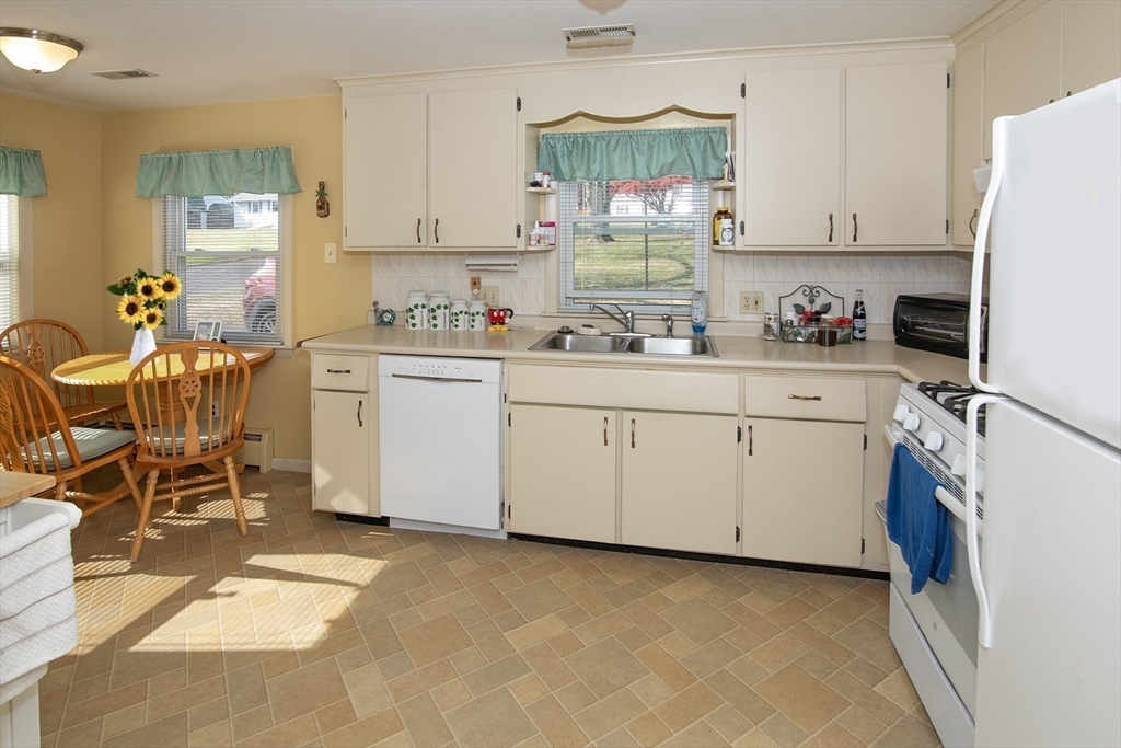 110 Circle Drive West Springfield, MA 01089 - Photo 7 of 19