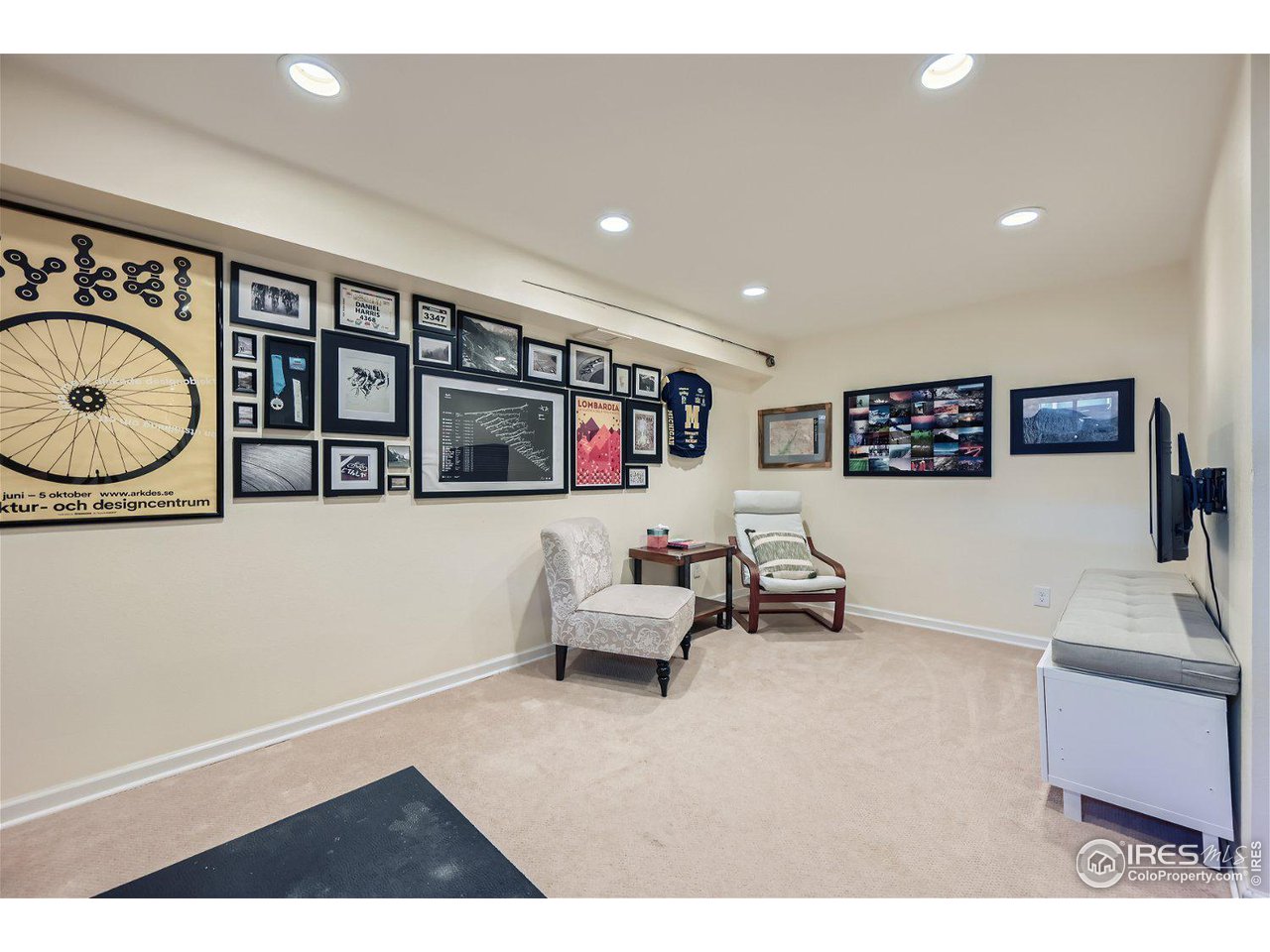 1175 Bear Mountain Drive, Unit A Boulder, CO 80305 - Photo 20 of 31 a living room with furniture