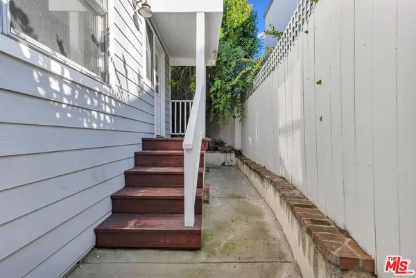 a view of entryway with a front door