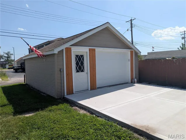 $199,900 | 242 East Lorena Avenue, Wood River, IL 62095