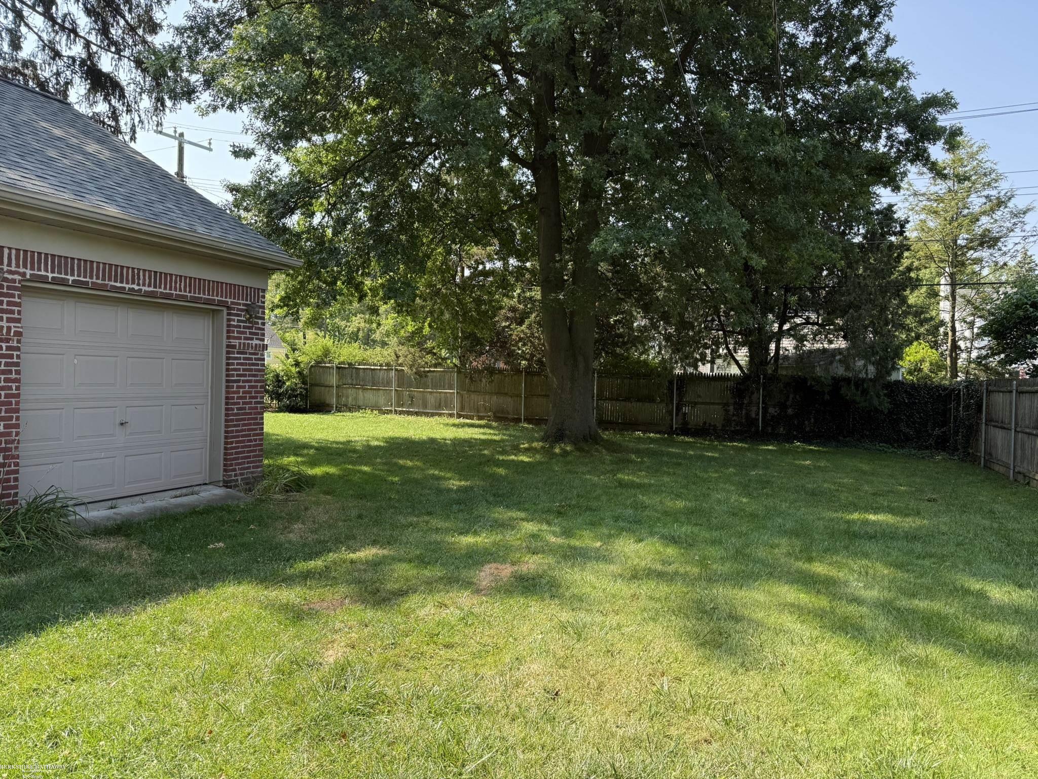 271 Moross Road Grosse Pointe, MI 48236 - Photo 8 of 10 50183832-ddfa14c5-ac73-4acd-be09-e30d32b8d107.JPG