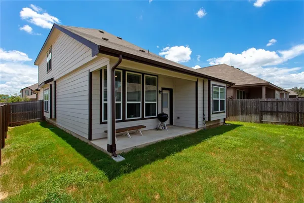 a view of a house with backyard