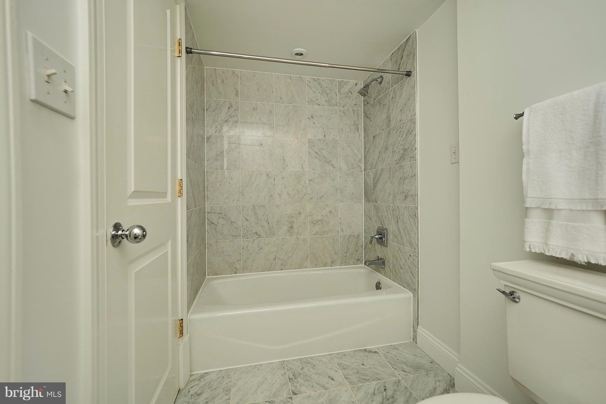 1465 Columbia Road Northwest, Unit 302 Washington, DC 20009 - Photo 17 of 30 Marble bath room